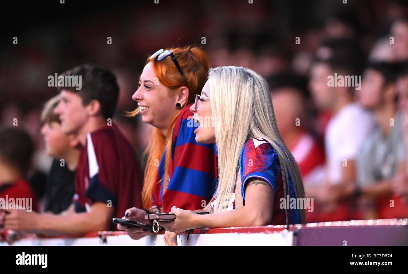 Crawley UK 25. Juli 2025 - Crystal Palace Fans während des Fußballspiels vor der Saison zwischen Crawley Town und Crystal Palace im Broadfield Stadium in Crawley : Credit Simon Dack /TPI/ Alamy Live News Stockfoto