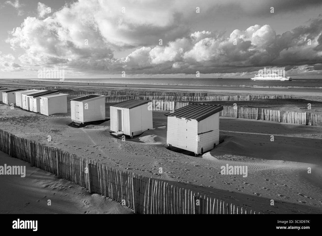 Schwarzweiß-Foto von der wunderschönen Landschaft der Küste und des Hafens mit Hütten und der Abfahrt einer Fähre in Calais, Fotografie im Norden von Stockfoto