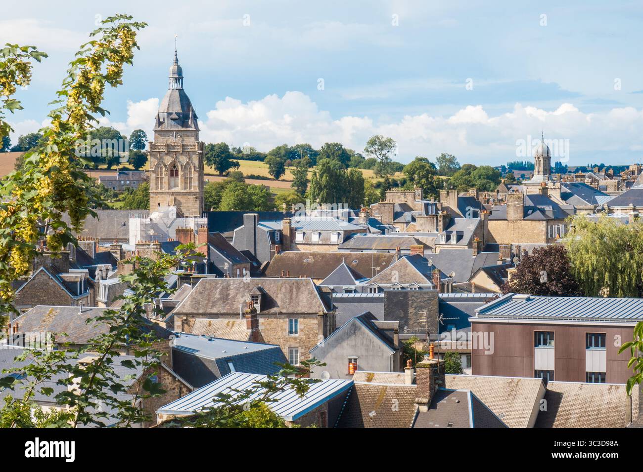Überblick über Villedieu-les-Poêles in der Normandie, Blick auf die Dächer und den Glockenturm der Kirche Notre-Dame unter einem blauen Himmel in Frankreich Stockfoto