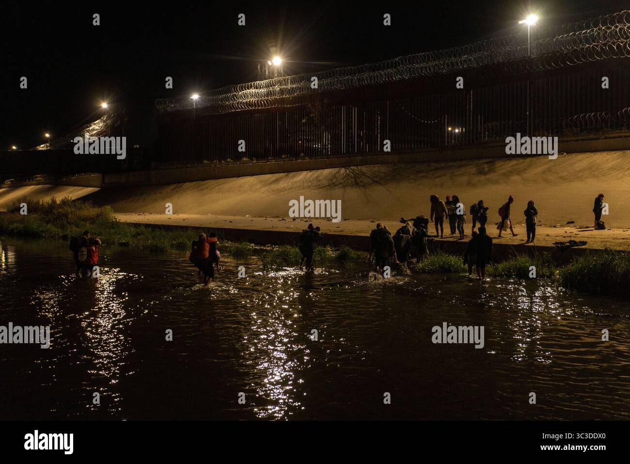 Tausende von Migranten aus Lateinamerika warten an der südlichen Grenze der Vereinigten Staaten auf das Ende des Titels 42. Der Gouverneur von Texas befahl der texanischen Nationalgarde, die Grenze zu überwachen, um die massive Einreise von Migranten zu verhindern Stockfoto