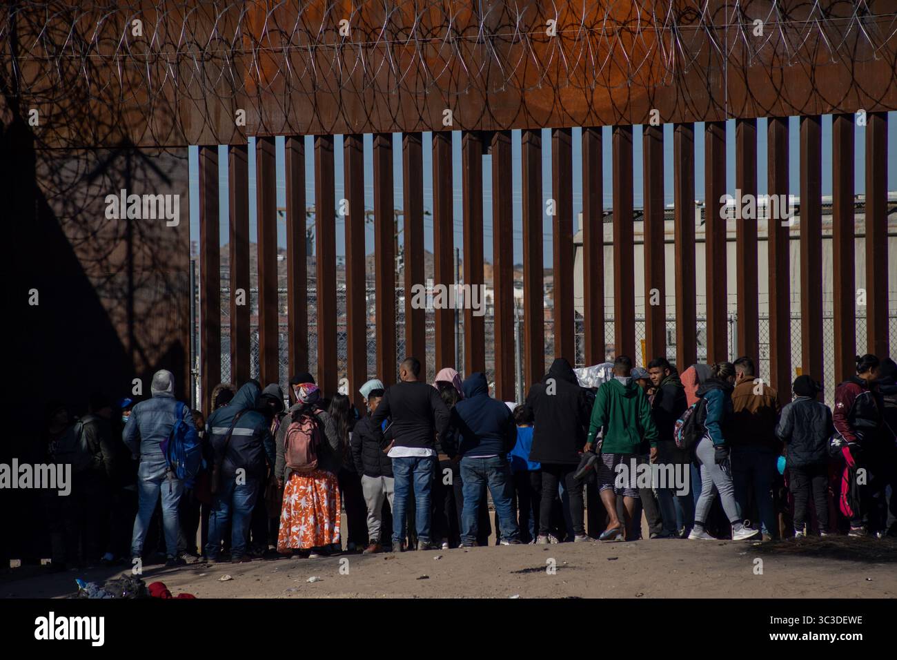 Eine Gruppe am hohen Grenzzaun in der Nähe von Ciudad Juarez, einem Hotspot für Migrationsherausforderungen. Stockfoto