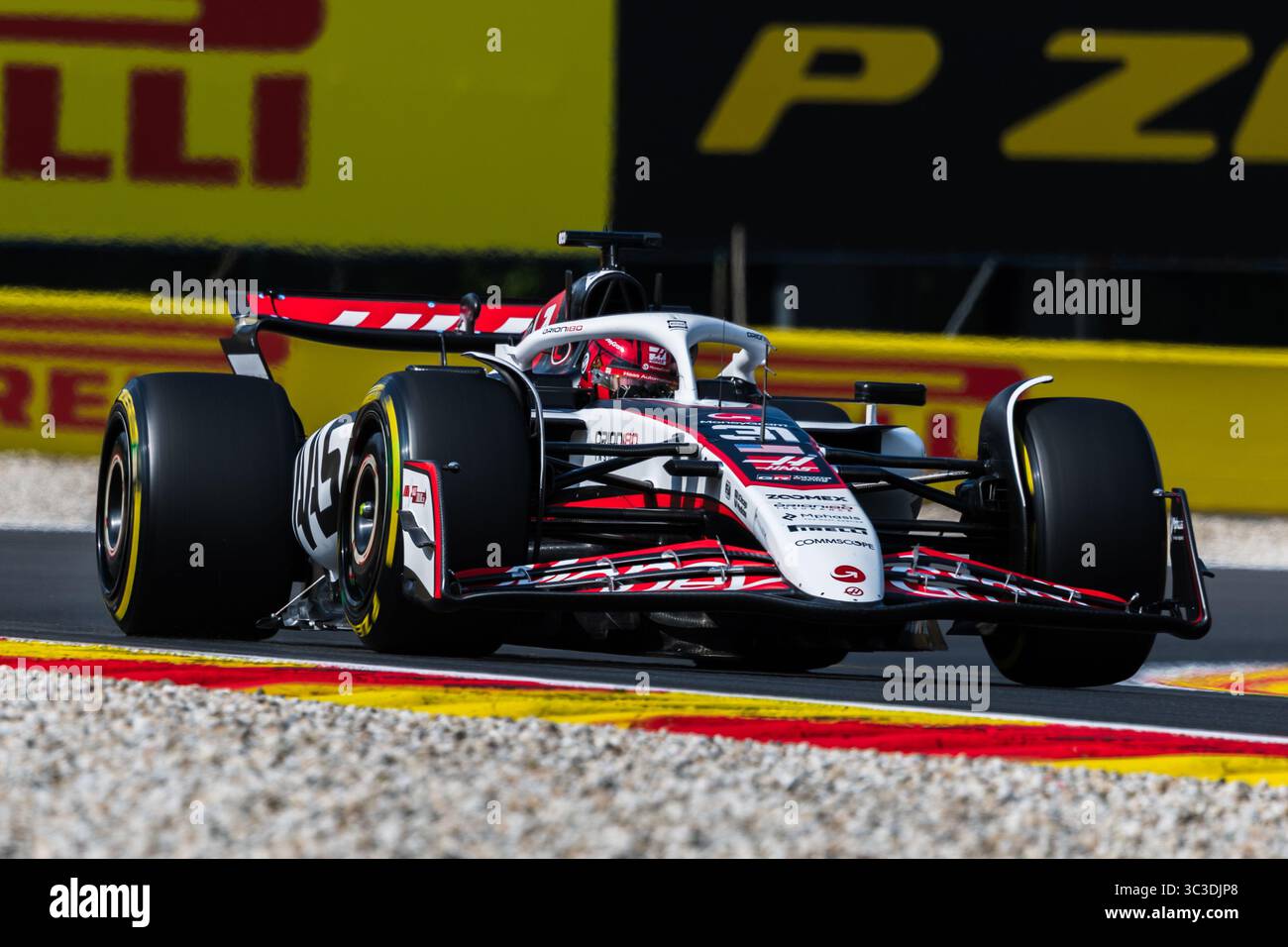 Stavelot, Belgien. Juli 2025. Esteban Ocon (Frankreich) und MoneyGram Haas F1 Team während des Qualifikationsspiels im Sprint in Belgien. Quelle: SOPA Images Limited/Alamy Live News Stockfoto