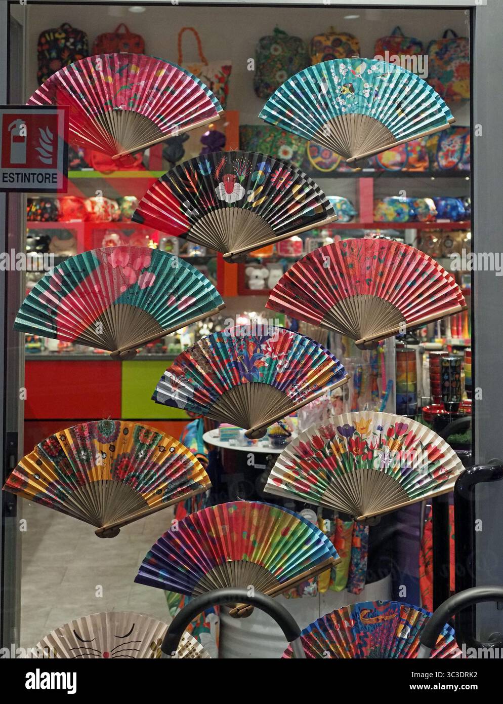 Ausstellung von mehrfarbigen Faltventilatoren mit verschiedenen Designs im Ladeneingang in Florenz, Italien Stockfoto