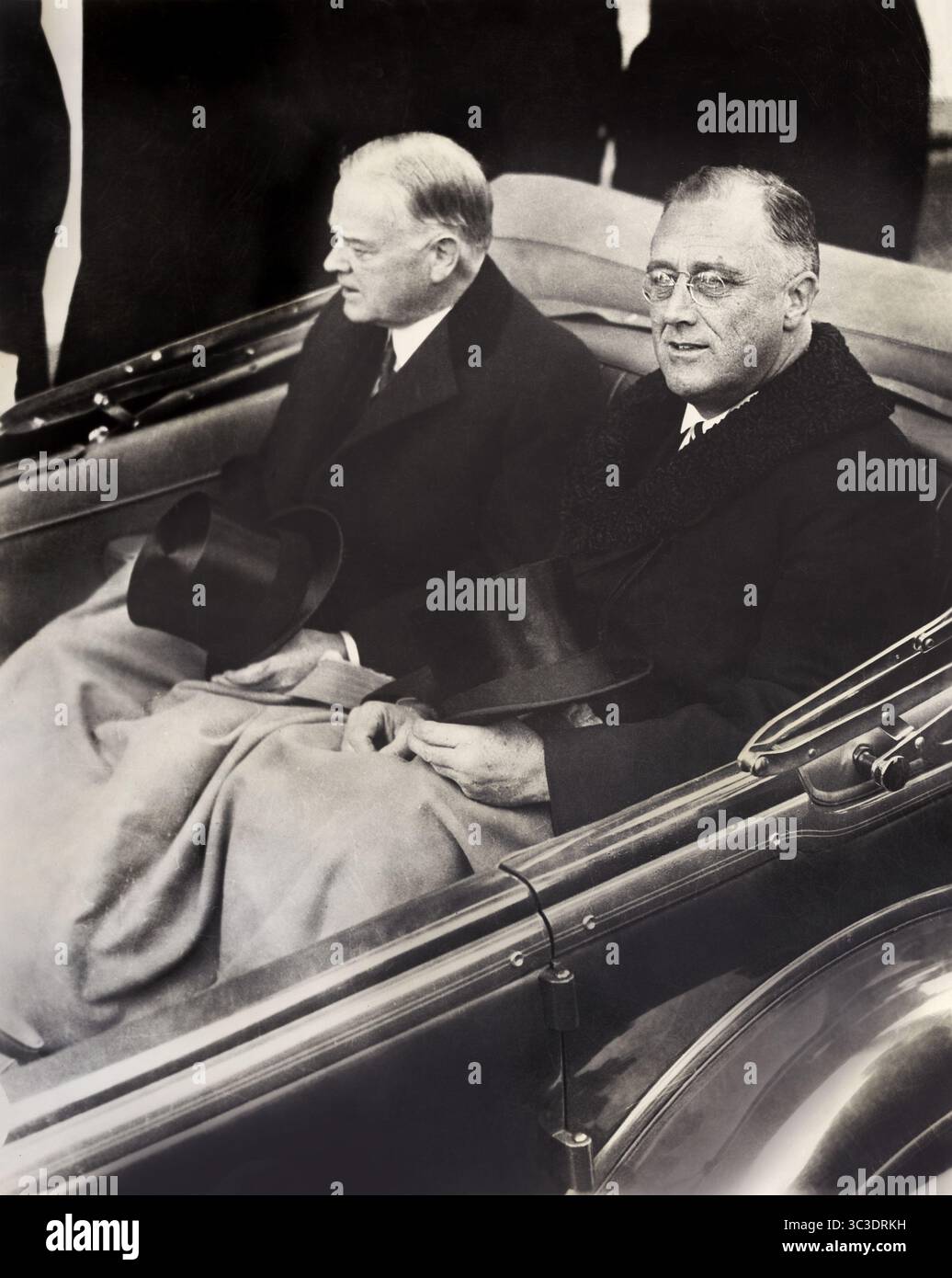 29. Januar 2021, Washington, DC, USA: US-Präsident Herbert Hoover und der designierte US-Präsident Franklin Roosevelt in Cabriolet Automobile auf dem Weg zum US-Capitol zur Amtseinführung von Roosevelt, Washington, D.C., USA, Architect of the Capitol Collection, 4. März 1933 (Credit Image: © JT Vintage/Glasshouse Via ZUMA Wire) Stockfoto