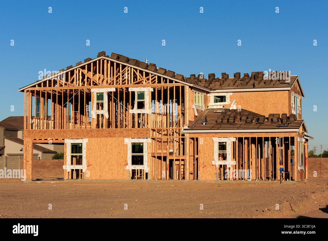 Queen Creek, Arizona, USA. Juli 2025. Ein zweistöckiges Haus mit Holzrahmen erhebt sich in einem neuen Wohnbereich in Queen Creek, wo der schnelle Wohnbau die wachsende Nachfrage widerspiegelt. Pinal County verwandelt sich schnell in ein Wirtschaftskraftwerk zwischen Phoenix und Tucson, das ländliche Wurzeln mit modernem Wachstum verbindet. Städte wie Casa Grande, Apache Junction, Queen Creek und Superior treiben diesen Wandel durch strategische Infrastruktur, Industrie und Wohnungsentwicklung voran. (Kreditbild: © Eduardo Barraza/ZUMA Press Wire) NUR REDAKTIONELLE VERWENDUNG! Nicht für kommerzielle ZWECKE! Stockfoto