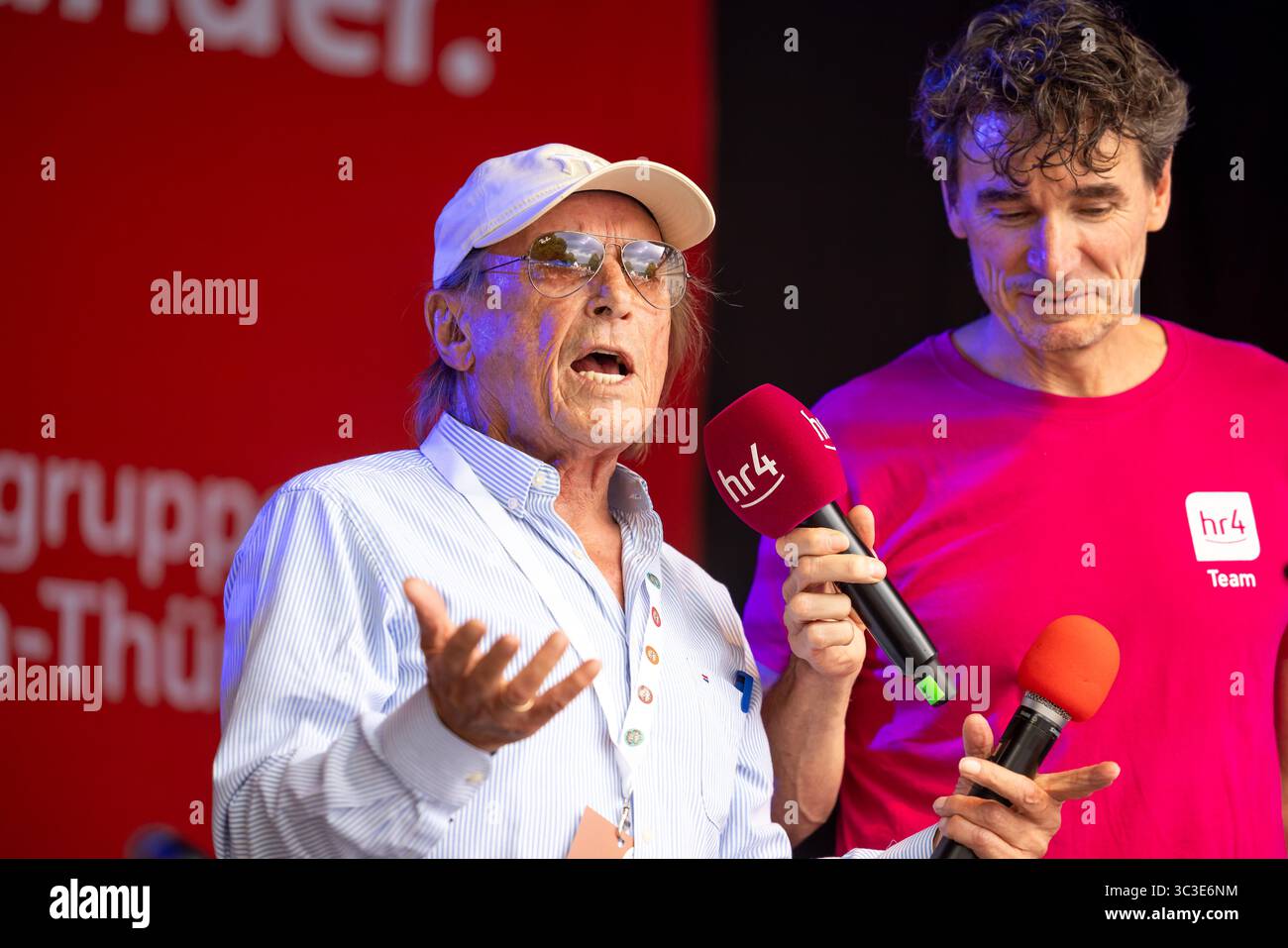 Wettenberg, Deutschland. Juli 2025. Der deutsche Schauspieler Claus Theo Gärtner (links) (* 1943), bekannt für seine Rolle als Privatdetektiv Josef Matula in der ZDF-Krimi-Serie „ein Fall für zwei“, ist Gaststar bei der Eröffnung des 34. Goldenen Oldies-Festivals in Wettenberg, Hessen. Das Golden Oldies Festival ist ein jährlich stattfindendes nostalgisches Festival (ca. 1989) mit Fokus auf die 1950er bis 1980er Jahre, bis zu 700 ausgestellte Oldtimer, über 60 Live-Bands auf 8 Bühnen auf den Straßen und Plätzen des Ortsteils Krofdorf-Gleiberg, Teil der Gemeinde Wettenberg. Quelle: Christian Lade Stockfoto