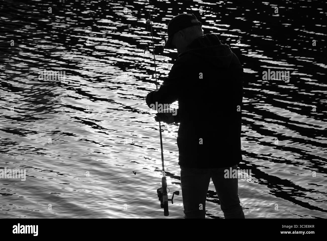 Oakley, Utah – 20. Juli 2025: Ein Schwarzweiß-Bild zeigt einen Mann, der allein am Smith and Morehouse Reservoir fischt. Stockfoto