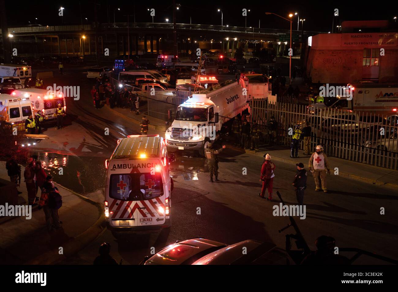 Notfallteams bei einem nächtlichen Grenzvorfall, Ciudad Juarez. Stockfoto