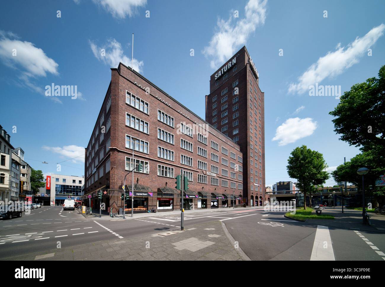 Köln 2. Juni 2025: Das 1925 im expressionistischen Stil erbaute Hansahochhaus ist das älteste Hochhaus Kölns Stockfoto