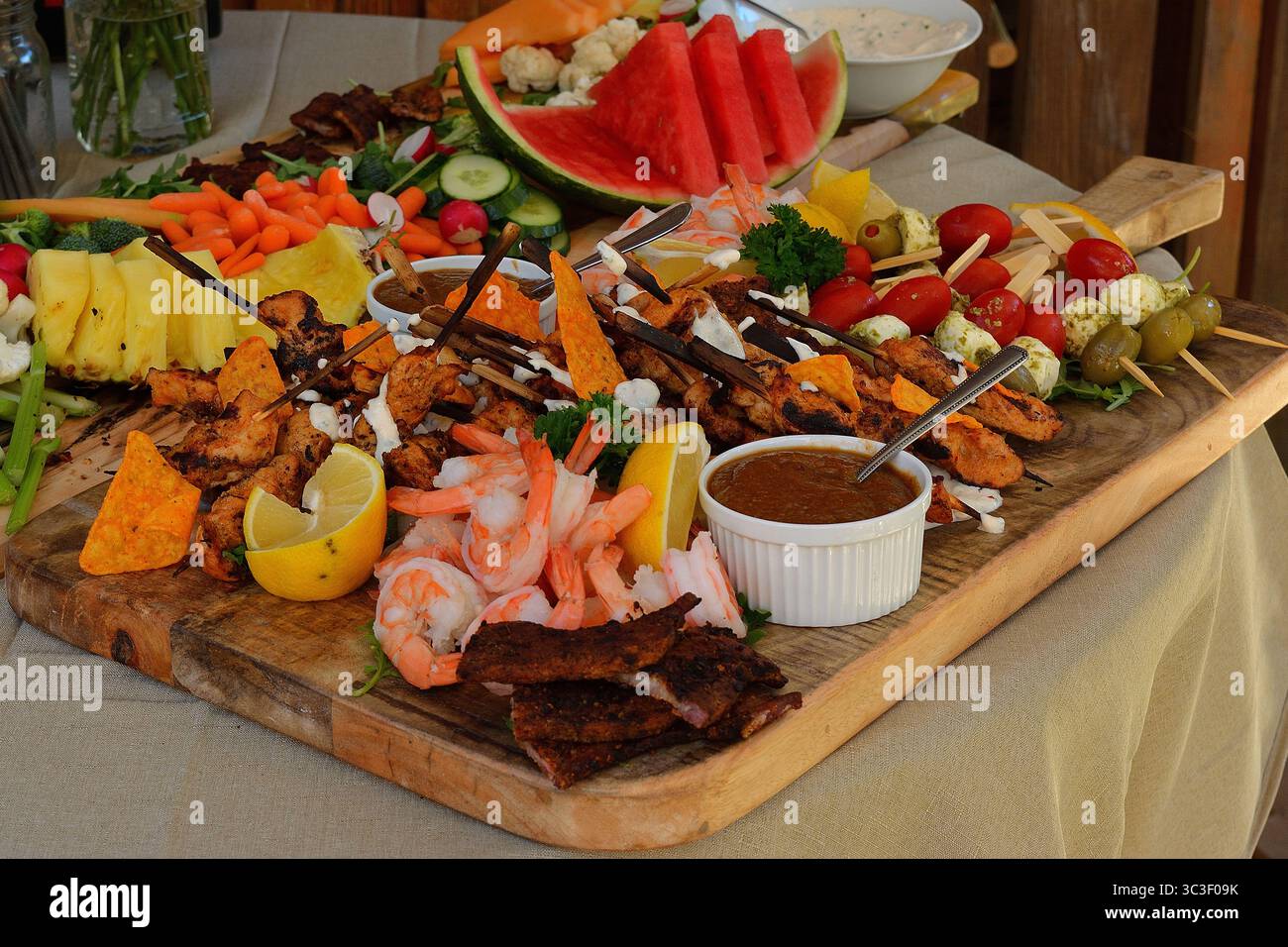 Buntes Barbecue und Vorspeisenplatte bei Sommerveranstaltungen im Freien Stockfoto