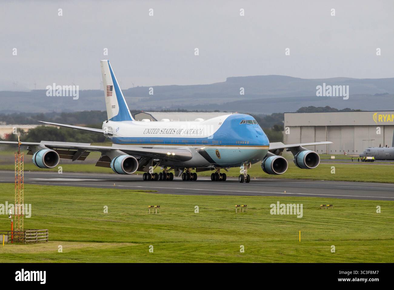 Juli 2025. Flughafen Prestwick, Schottland. US-Präsident. Donald Trump trifft am Flughafen Prestwick in der Air Force One vor seinem Präsidentschaftsbesuch in Schottland ein. Der US-Präsident wird seine Golfanlagen in Turnberry an der Küste von Ayrshire und Menie in Aberdeenshire besuchen. Quelle: Jacob Hughes/Alamy Live News Stockfoto