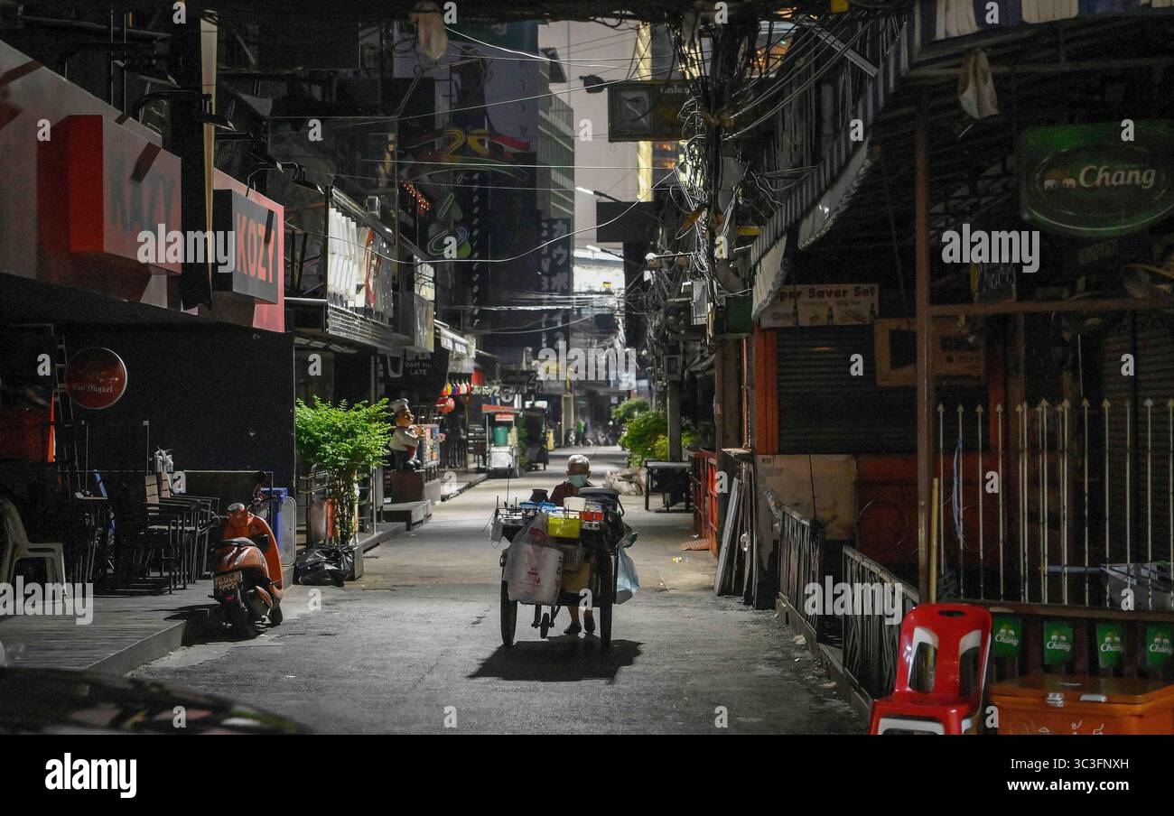 5. Mai 2021, Bangkok, Thailand: Eine Frau schiebt ihren Essenswagen entlang der international berühmten Soi Cowboy Go Bar Entertainment Street. Bangkok Nachtleben, Bars, Pubs und Restaurants sind in der ausgewiesenen roten Zone geschlossen. Während des 3. Bis 17. Mai 2021 wurde wegen des jüngsten Aufschwungs des COVID-C-19-Virus in der Hauptstadt eine teilweise Sperrung für zwei Wochen verhängt. (Credit Image: © Paul Lakatos/SOPA Images via ZUMA Wire) Stockfoto