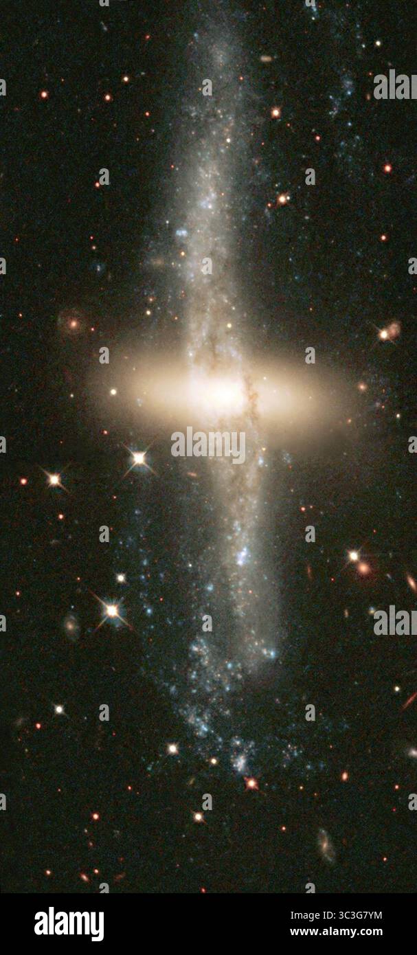 Eine Polarring-Galaxie NGC 4650A, fotografiert vom Hubble Space Telescope, NASA, Hubble Heritage Team Stockfoto Eine Polarring-Galaxie NGC 4650A, fotografiert vom Hubble Space Telescope, NASA, Hubble Heritage Team Stockfoto