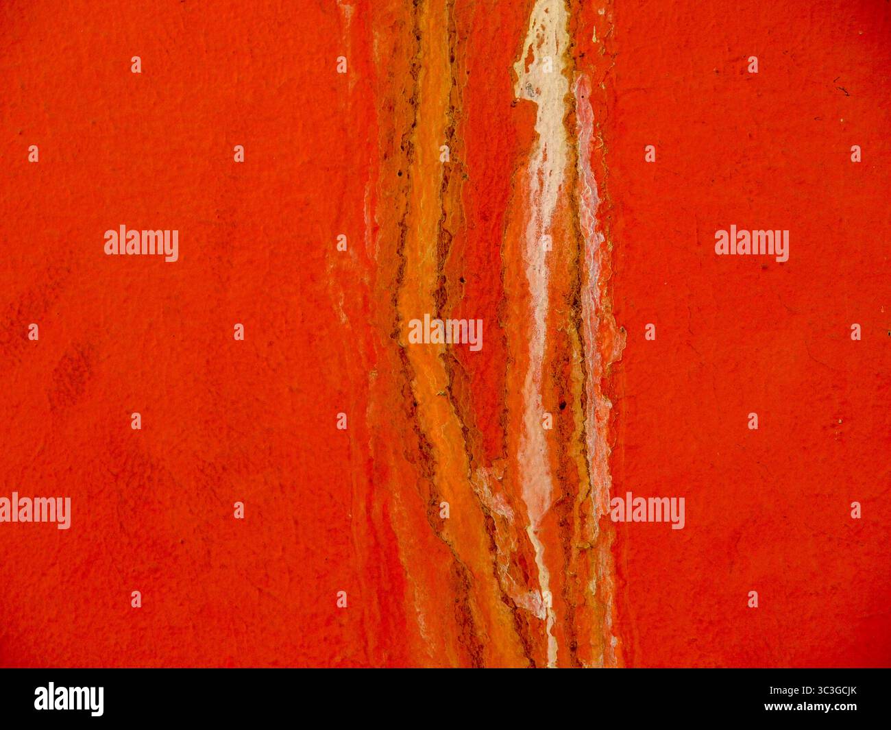 Rote Wände mit durchlaufendem Wasser, Flecken auf der Farbe. Stockfoto