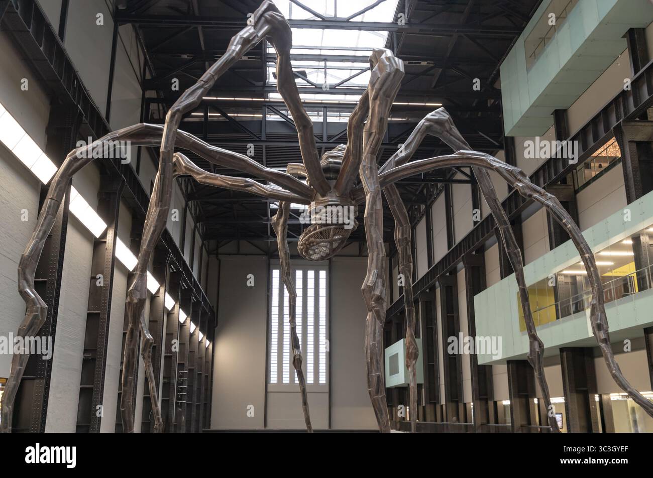 London, Großbritannien - 21. Juli 2025 - die große Spinnenskulptur „Maman“ von Louise Bourgeois, ein ikonisches Kunstwerk, das in der Turbine Hall der Tate Modern ausgestellt wird Stockfoto
