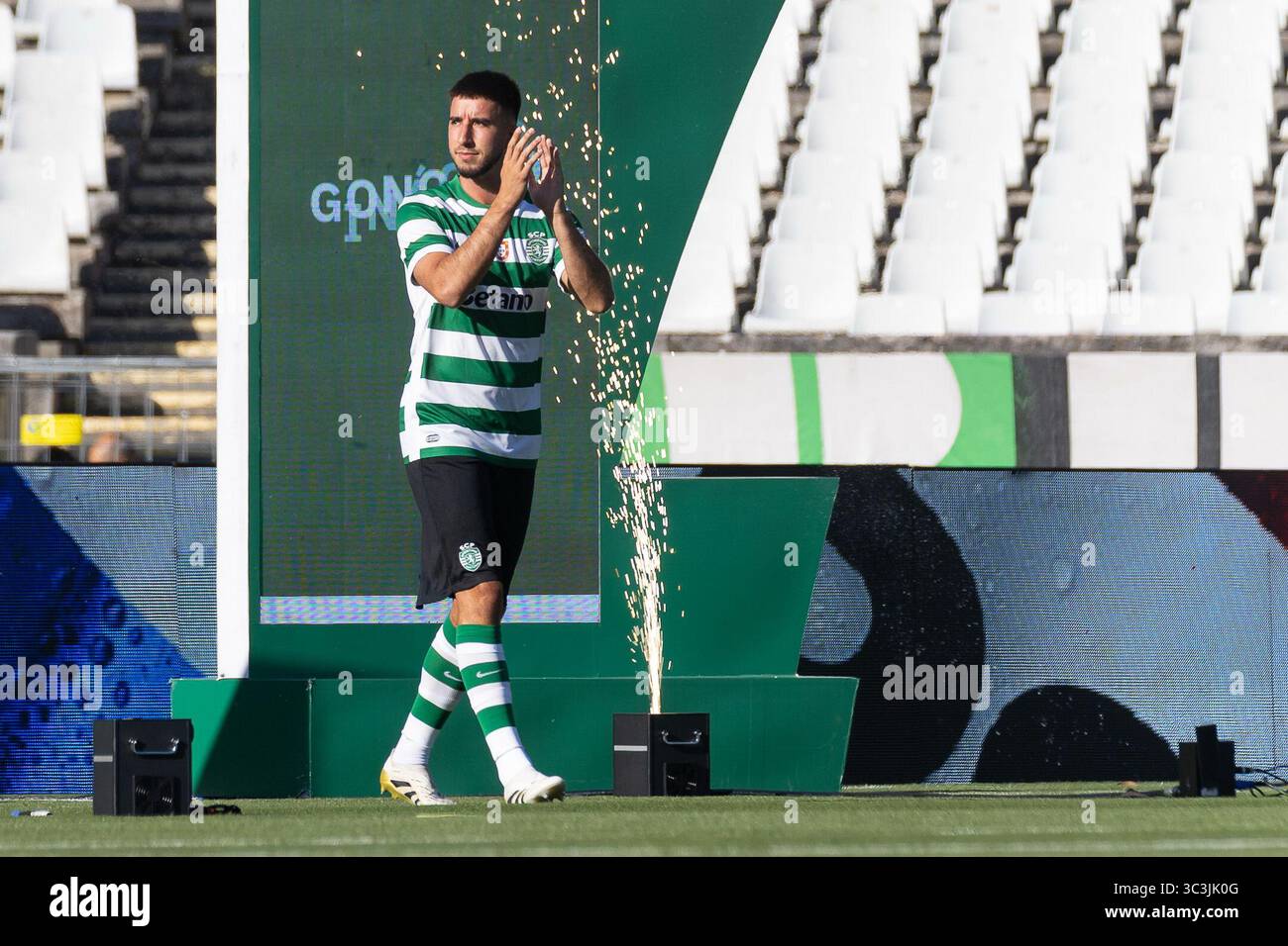 Caxias, Lissabon, Portugal. Juli 2025. Sportverteidiger aus Portugal GONCALO INACIO (25) vor Spielbeginn für die Trofeu 5 Violinos zwischen Sporting und Villarreal im Estadio Nacional (Bild: © Alexandre de Sousa/ZUMA Press Wire) NUR REDAKTIONELLE VERWENDUNG! Nicht für kommerzielle ZWECKE! Stockfoto