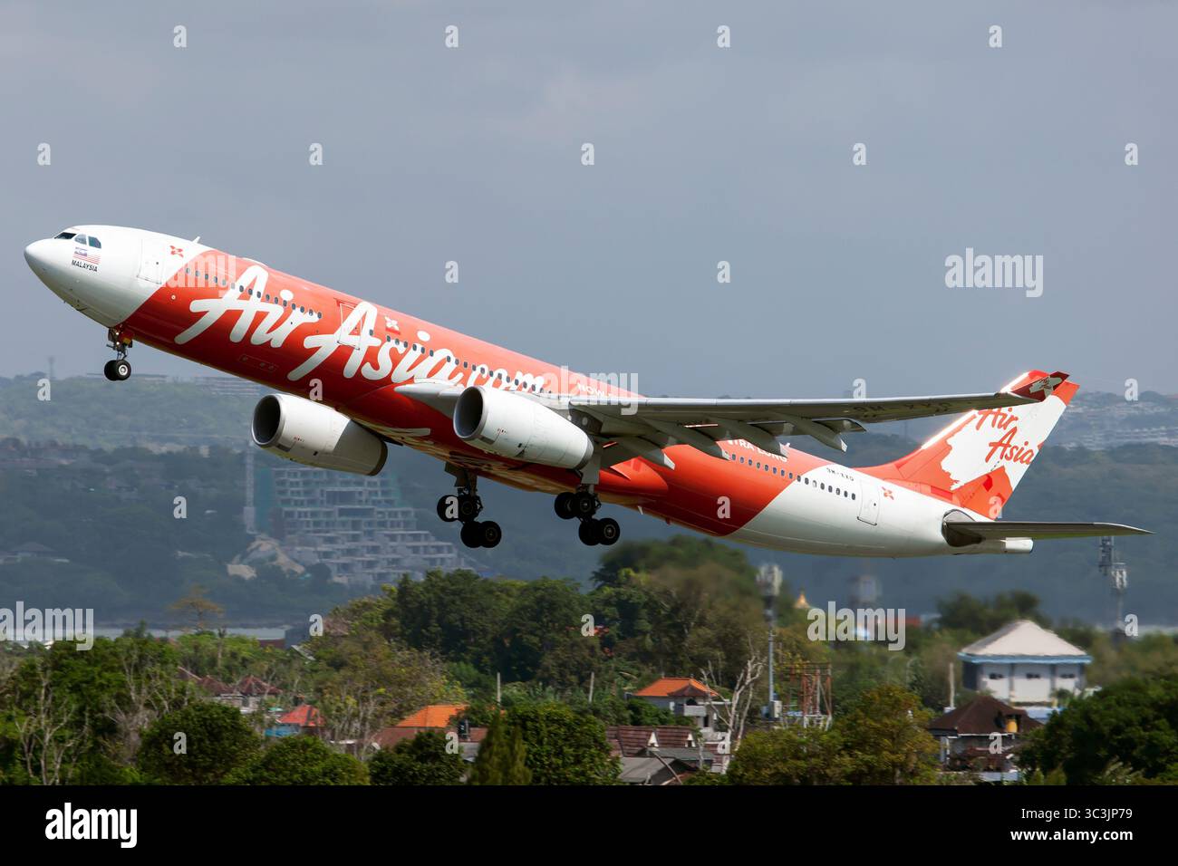 Ein AirAsia X Airbus A330-300 vom Flughafen Denpasar Bali Ngurah Rai. AirAsia X ist eine Billigfluggesellschaft, die in der Region Südostasien auf Mittelstreckenflügen tätig ist. Die 2006 gegründete AirAsia X-Fluggesellschaft absolvierte im November 2007 den ersten internationalen Flug zur Gold Coast in Australien. Stockfoto