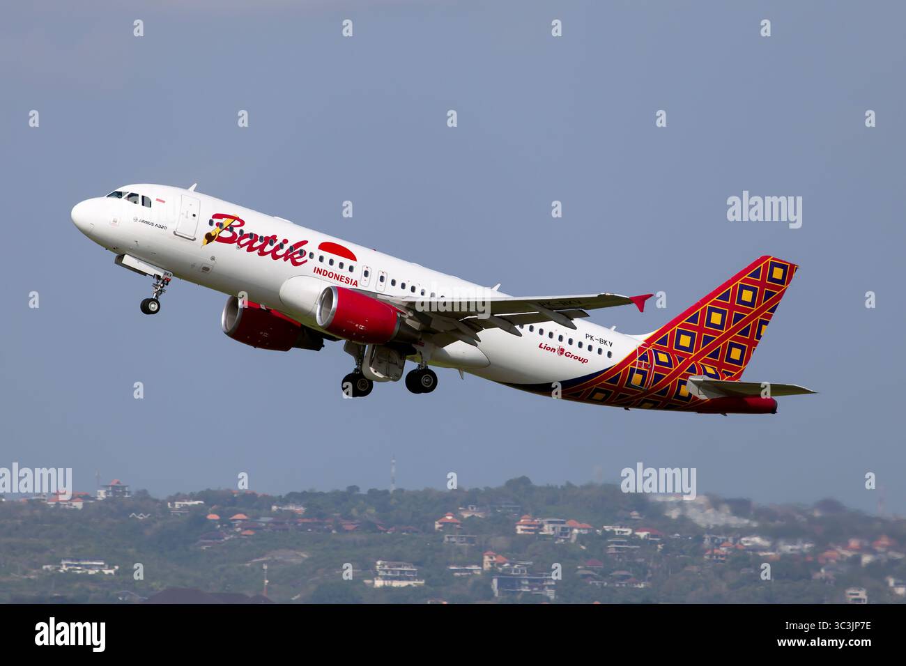 Ein Indonesia Batik Air Airbus 320, der vom Flughafen Denpasar Bali Ngurah Rai abfährt. Foundedin 2013, Batik Air ist ein indonesisches Full-Service-Unternehmen der Lion Air Group. Ihr Geschäftsmodell steht im direkten Wettbewerb mit Full-Service-Betreibern, darunter Garuda Indonesia Stockfoto