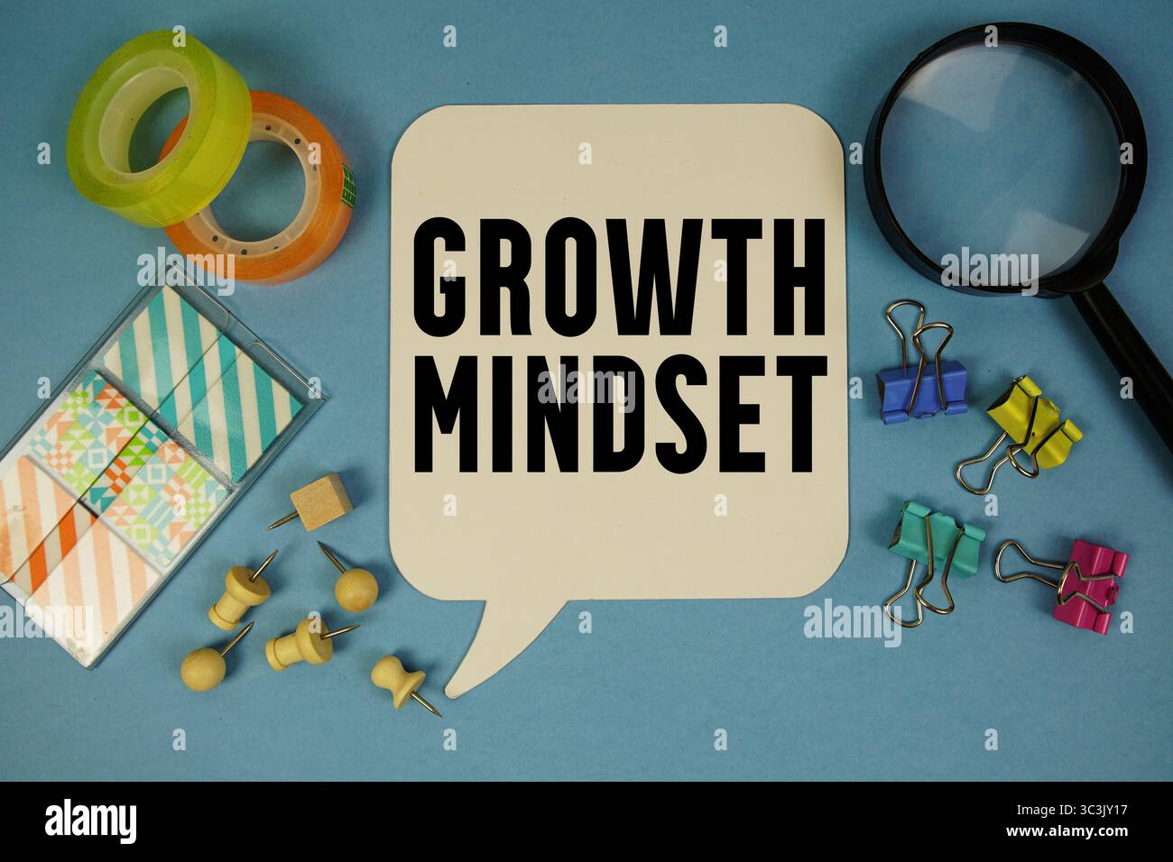 Text zur Wachstumseinstellung mit Vergrößerungsglas auf blauem Hintergrund Stockfoto