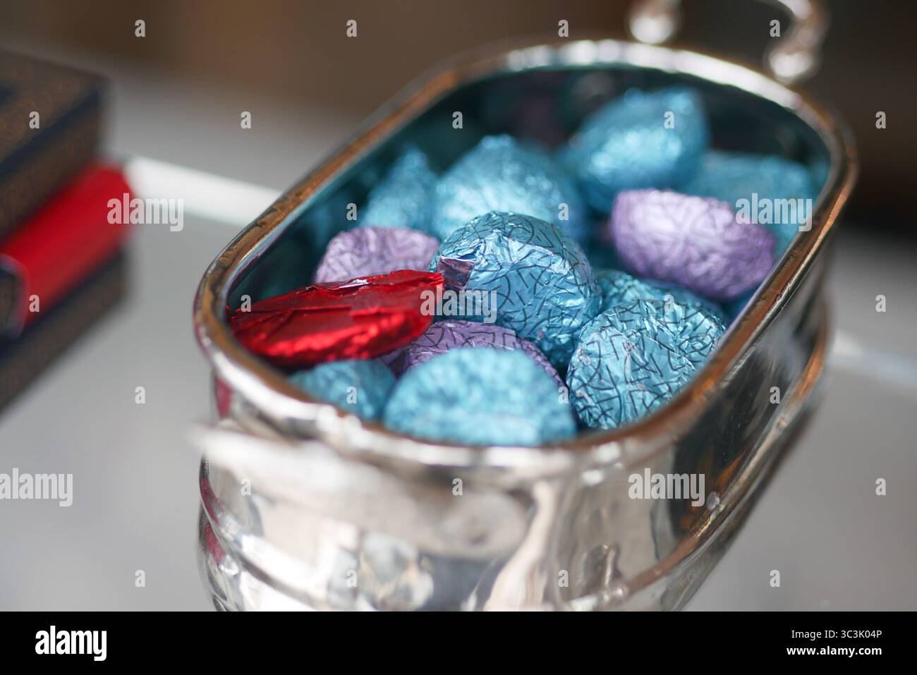 Buntes Süßwarensortiment in einem silbernen Behälter Stockfoto