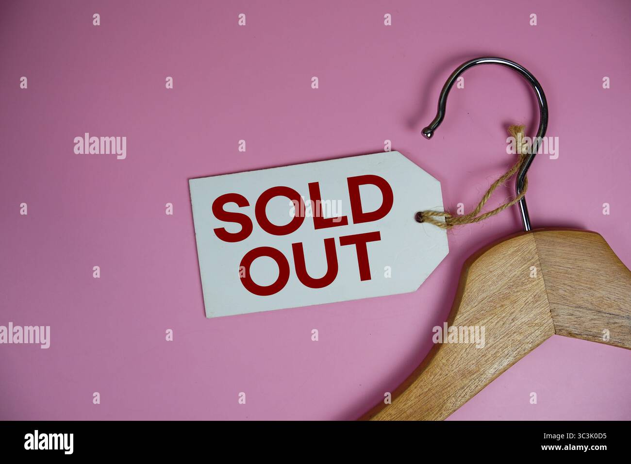 Ausverkaufter Text auf dem Preisschild mit Kleiderbügel Bekleidung Promotion Einkaufskonzept Stockfoto