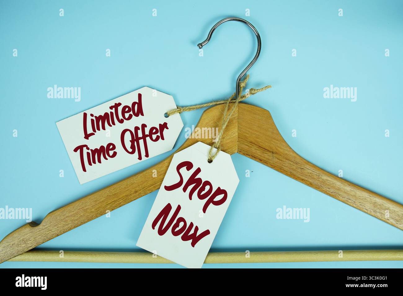 Angebotstext für begrenzte Zeit auf dem Preisschild mit Kleiderbügel Mode-Shopping-Konzept Stockfoto