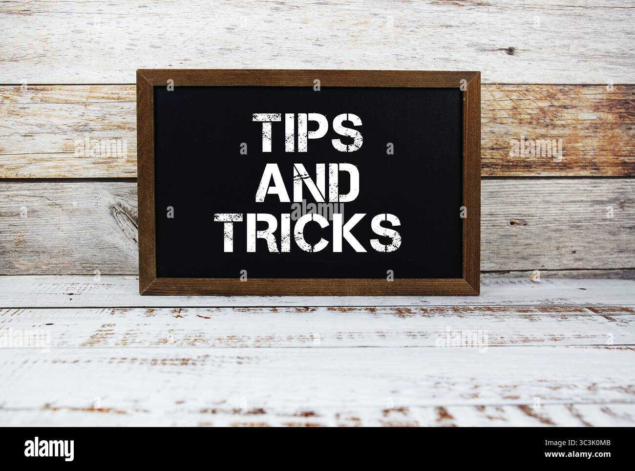 Tips and Tricks Typographietext auf Holztafel Stockfoto