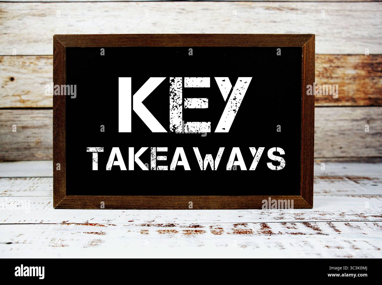 Key Takeaways Typografie Text auf Holztafel Stockfoto