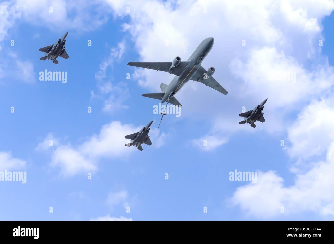 Ein Stratotanker der U.S. Air Force KC-135 betankt einen F-15E Strike Eagle während der Wings Over Wayne Air Show 2023 im Seymour Johnson AFB, North Caro Stockfoto