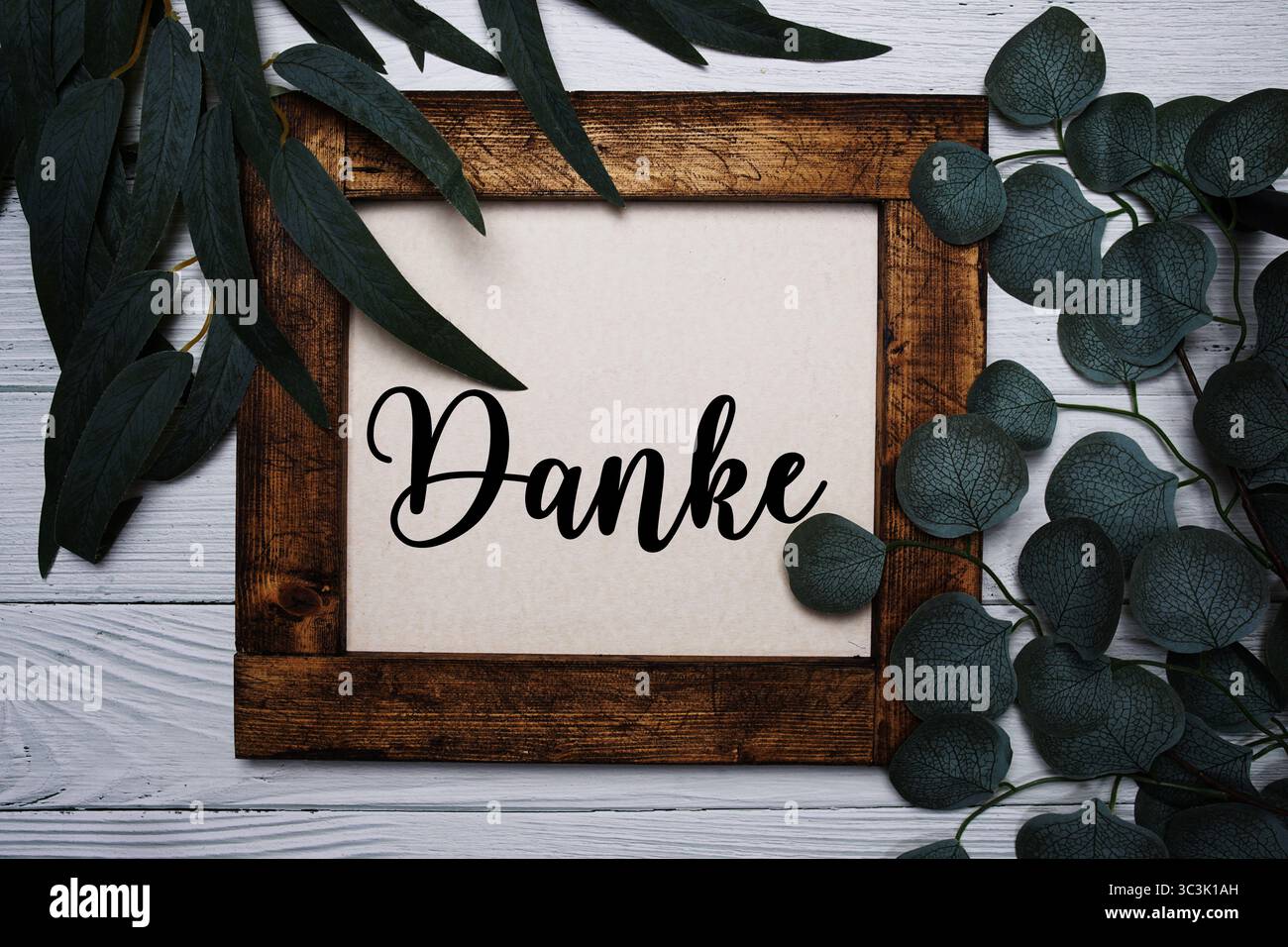 Danke Text mit Artificla grünes Blatt dekoratio auf hölzernem Hintergrund Stockfoto