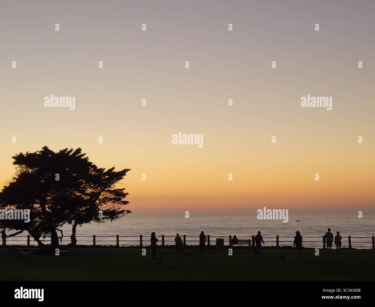Touristen genießen den Sonnenuntergang an einem malerischen Aussichtspunkt von San Diego an einem kalifornischen Strand. - Smartphone-aufgenommenes Stockfoto