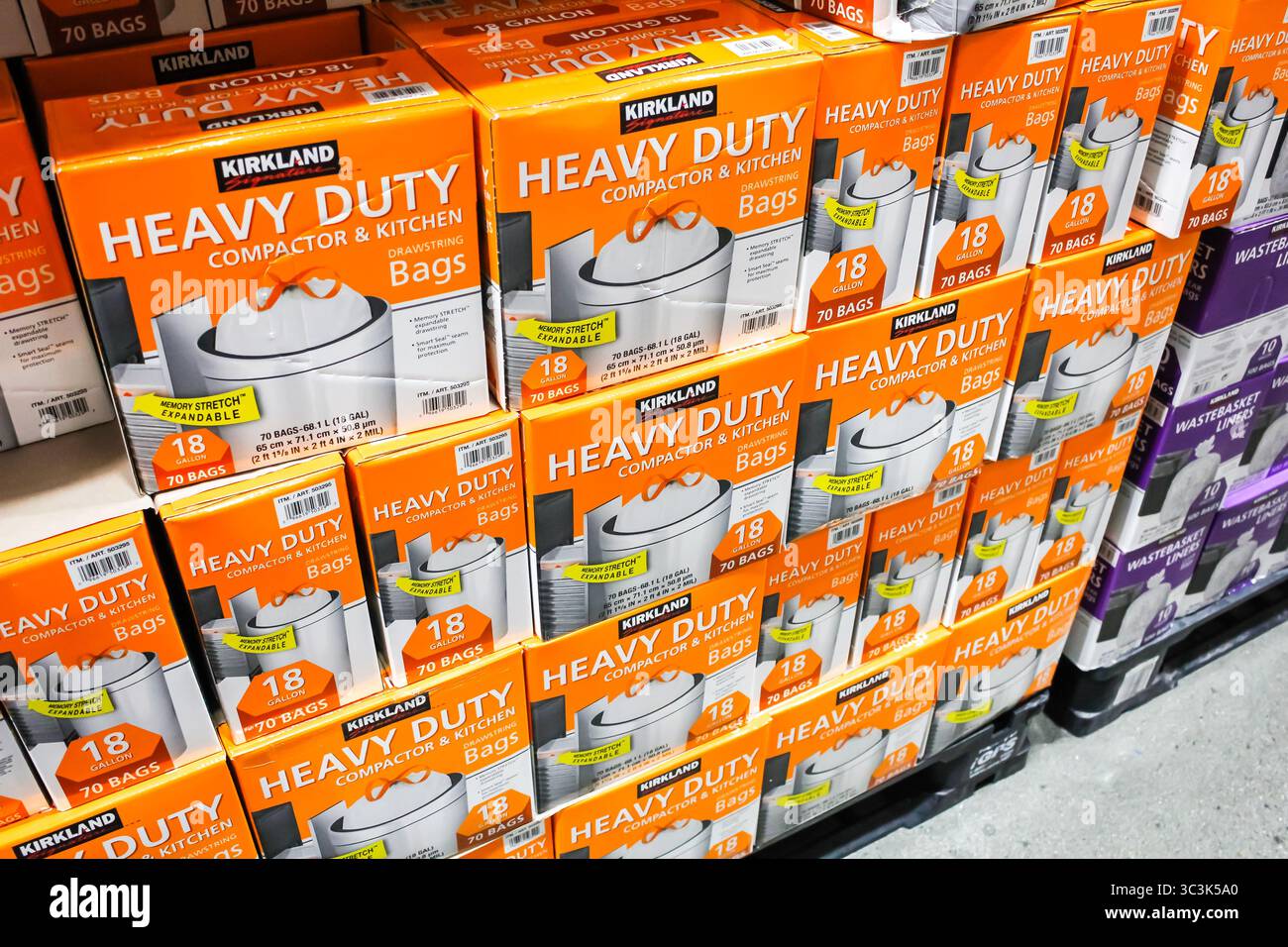 Los Angeles, Kalifornien, USA - 02-08-2020: Eine Ansicht mehrerer Fälle von Kirkland Signature Hochleistungsverdichter und Küchenmüllsäcken. Stockfoto