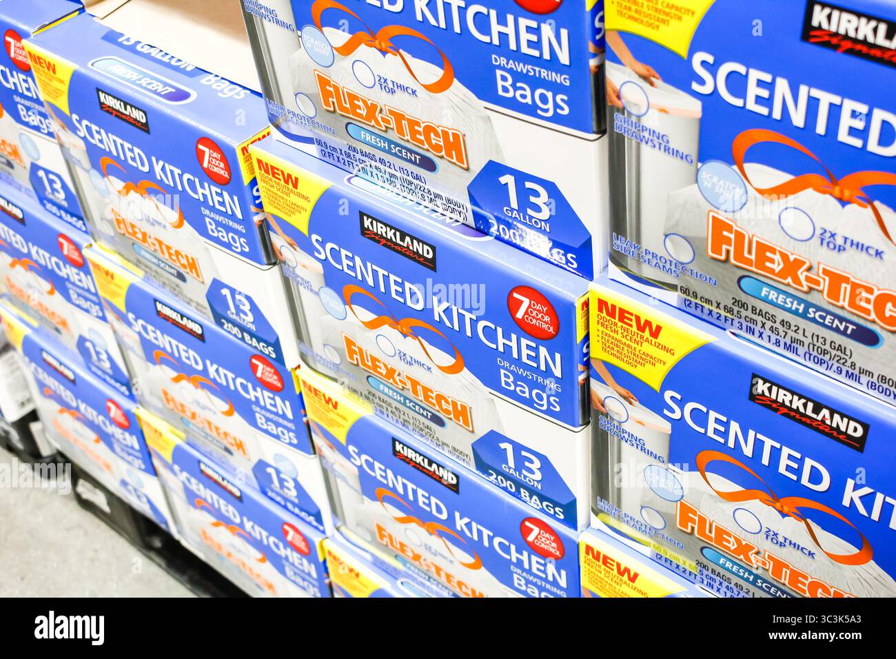 Los Angeles, Kalifornien, USA - 02-08-2020: Eine Ansicht mehrerer Kisten von Kirkland Signature Duftküche Flex Tech Müllsäcke, Costco. Stockfoto