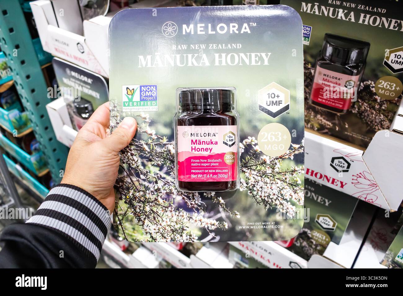 Los Angeles, Kalifornien, USA - 02-08-2020: Eine Ansicht einer Hand, die eine Packung Melora rohen New Zealand Manuka Honig hält. Stockfoto