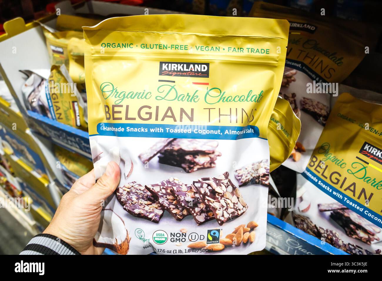 Los Angeles, Kalifornien, USA - 02-08-2020: Ein Blick auf mehrere Kirkland Signature Bio-dunkle Schokolade belgische Thins, in Costco. Stockfoto
