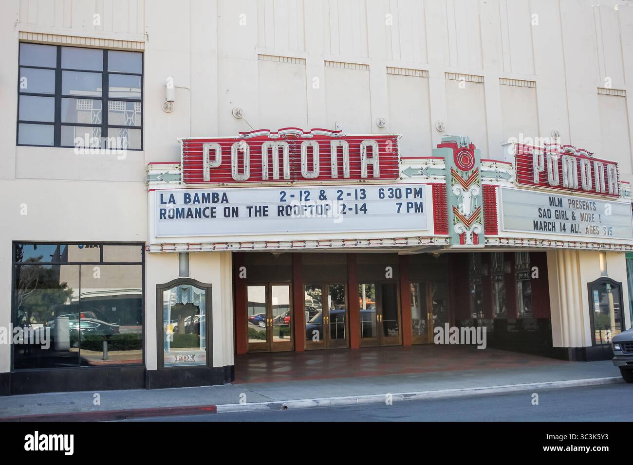 Pomona, Kalifornien, USA - 02-12-2020: Blick auf die vordere plaza des Fox Theaters Pomona. Stockfoto