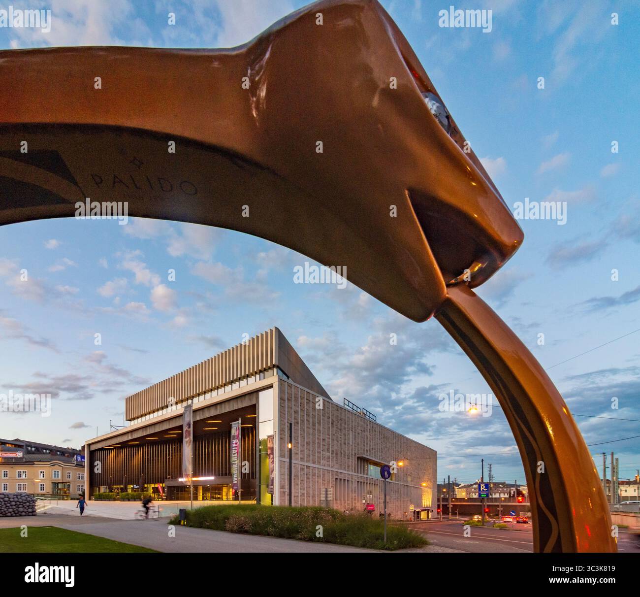 Linz: Musiktheater Linz, Kunstwerk der Ring der Nibelungen in Linz an der Donau, Oberösterreich, Oberaustr Stockfoto