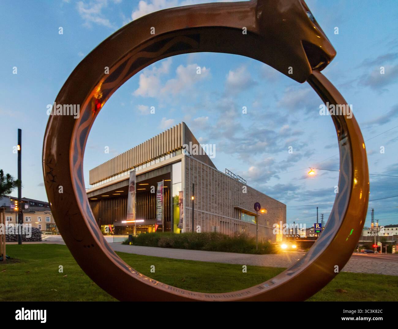 Linz: Musiktheater Linz, Kunstwerk der Ring der Nibelungen in Linz an der Donau, Oberösterreich, Oberaustr Stockfoto