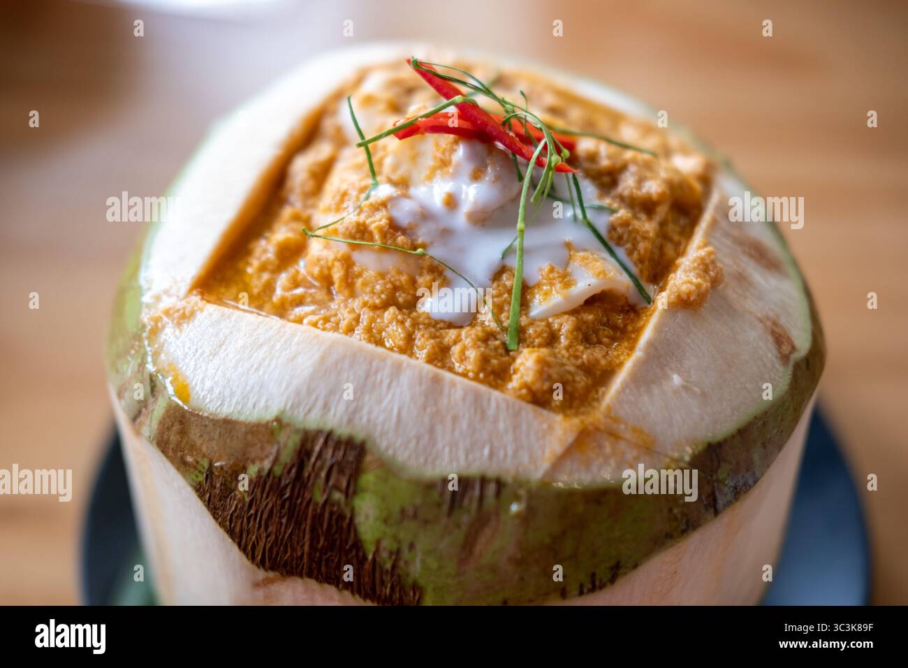 Gedämpfter Fisch mit Currypaste in Kokos serviert. Thailändisches Essen Stockfoto