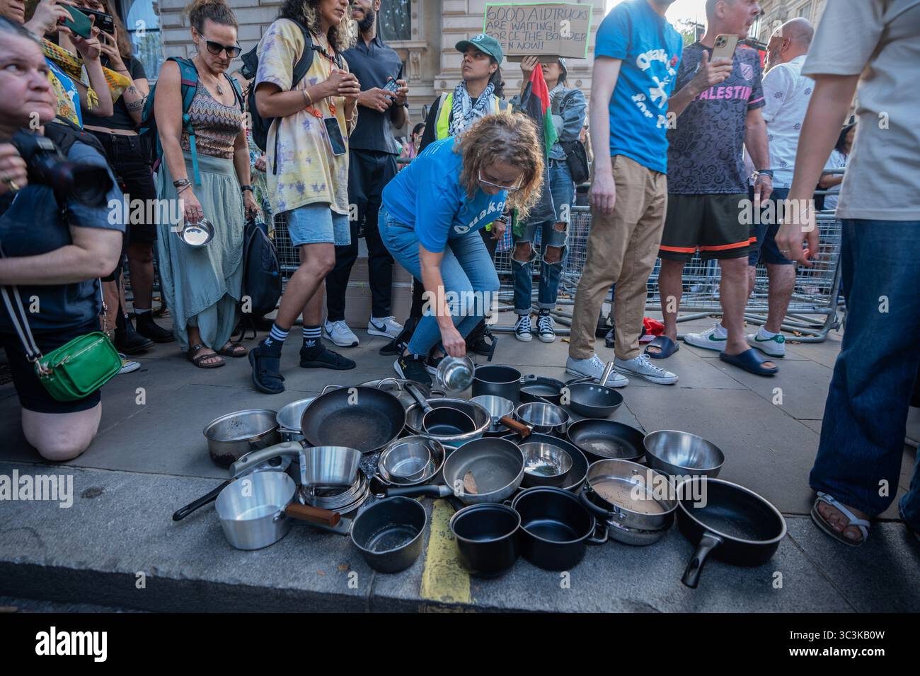 London, England, Großbritannien. (25. Juli 2025) Tausende pro-palästinensischer Demonstranten haben Töpfe und Pfannen vor der Residenz des Premierministers in der Downing Street hinterlassen, um Tausende zu ehren, die entweder erschossen wurden, während sie in der Warteschlange für Lebensmittel standen oder in Gaza verhungert wurden. Die Demonstranten beschuldigen die britische Regierung der Mittäterschaft am israelischen Völkermord und fordern eine sofortige Intervention in den Hunger des Gazastreifens durch Israel. Foto: Lab Mo/ALAMY LIVE NEWS Stockfoto