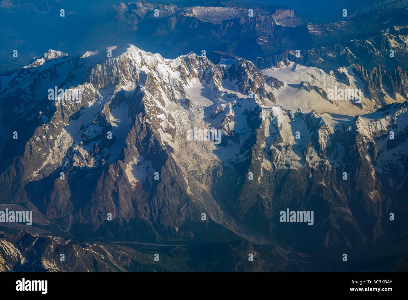 Aus der Vogelperspektive Mont Blanc (Monte Bianco) und Brenva-Gletscher, Aostatal, Italien Stockfoto
