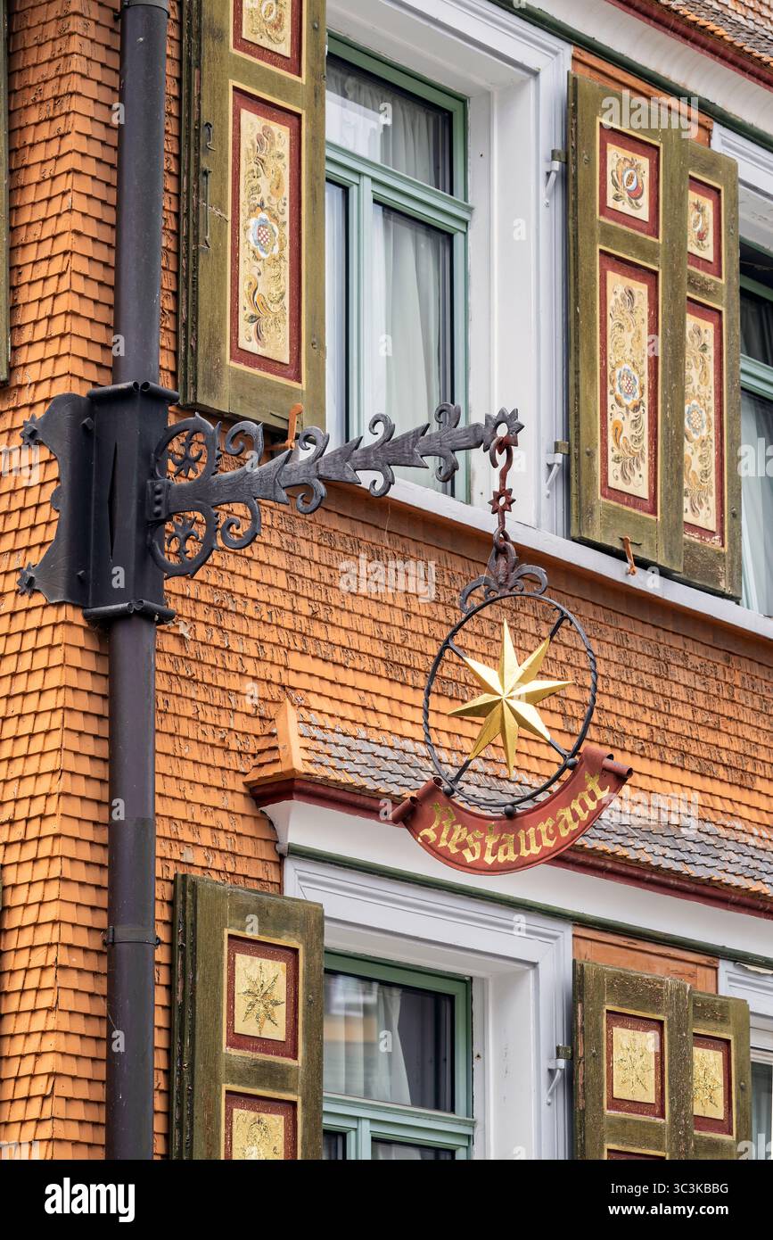 Vintage schmiedeeisernes Restaurantschild, Appenzell, Kanton Appenzell Innerrhoden, Schweiz Stockfoto