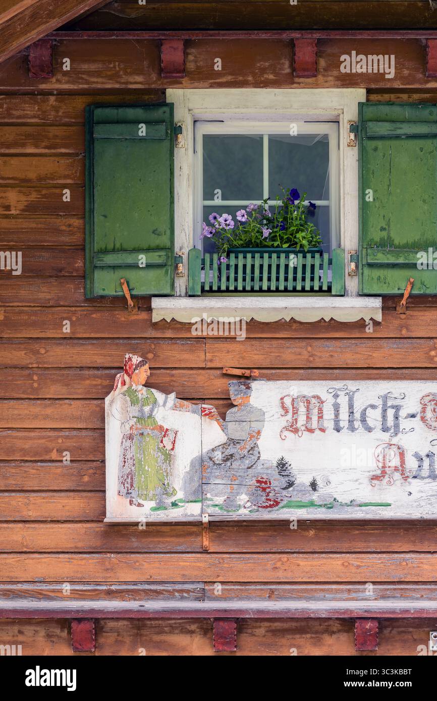 Holzhaus mit Vintage-Milchshop-Schild, Wasserauen, Kanton Appenzell Innerrhoden, Schweiz Stockfoto