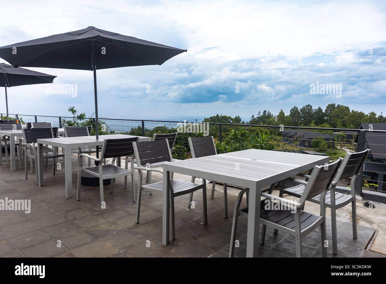 Essbereich im Freien mit Bergblick. Stockfoto
