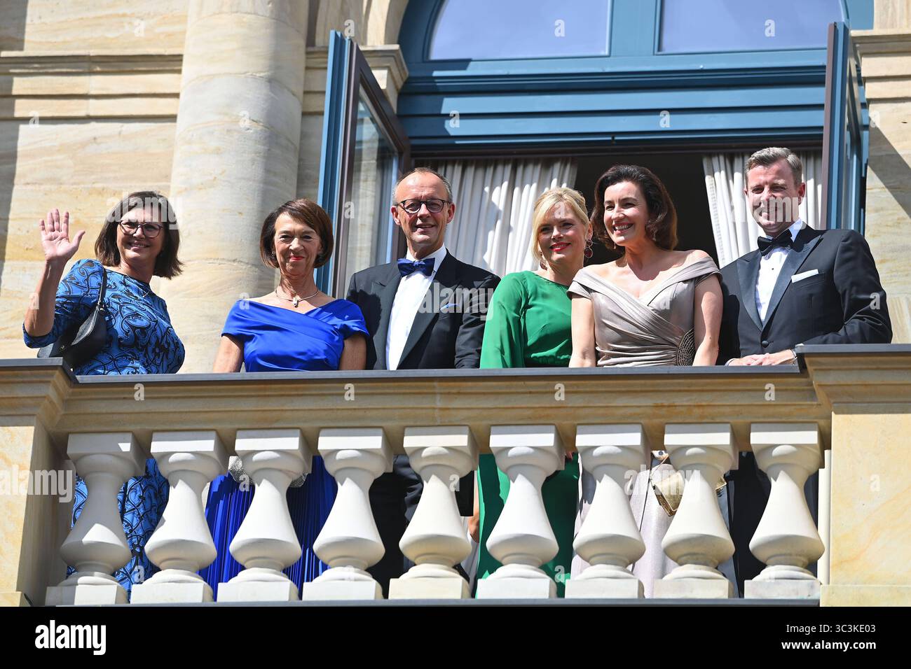 v.li:Ilse AIGNER Landtagspraesidentin Bayern,Charlotte MERZ,Bundeskanzler Friedrich MERZ,Julia KLOECKNER,Dorothee BÄR mit Ehemann Oliver. Eroeffnung der Bayreuther Richard Wagner Festspiele 2025. Roter Teppich am 25.07.2025. Gruener Huegel, *** von links Ilse AIGNER Präsidentin des Bayerischen Landtags, Charlotte MERZ, Bundeskanzler Friedrich MERZ, Julia KLOECKNER, Dorothee BÄR mit Ehemann Oliver Eröffnung des Bayreuther Richard-Wagner-Festivals 2025 Roter Teppich am 25 07 2025 Grüner Huegel, Stockfoto