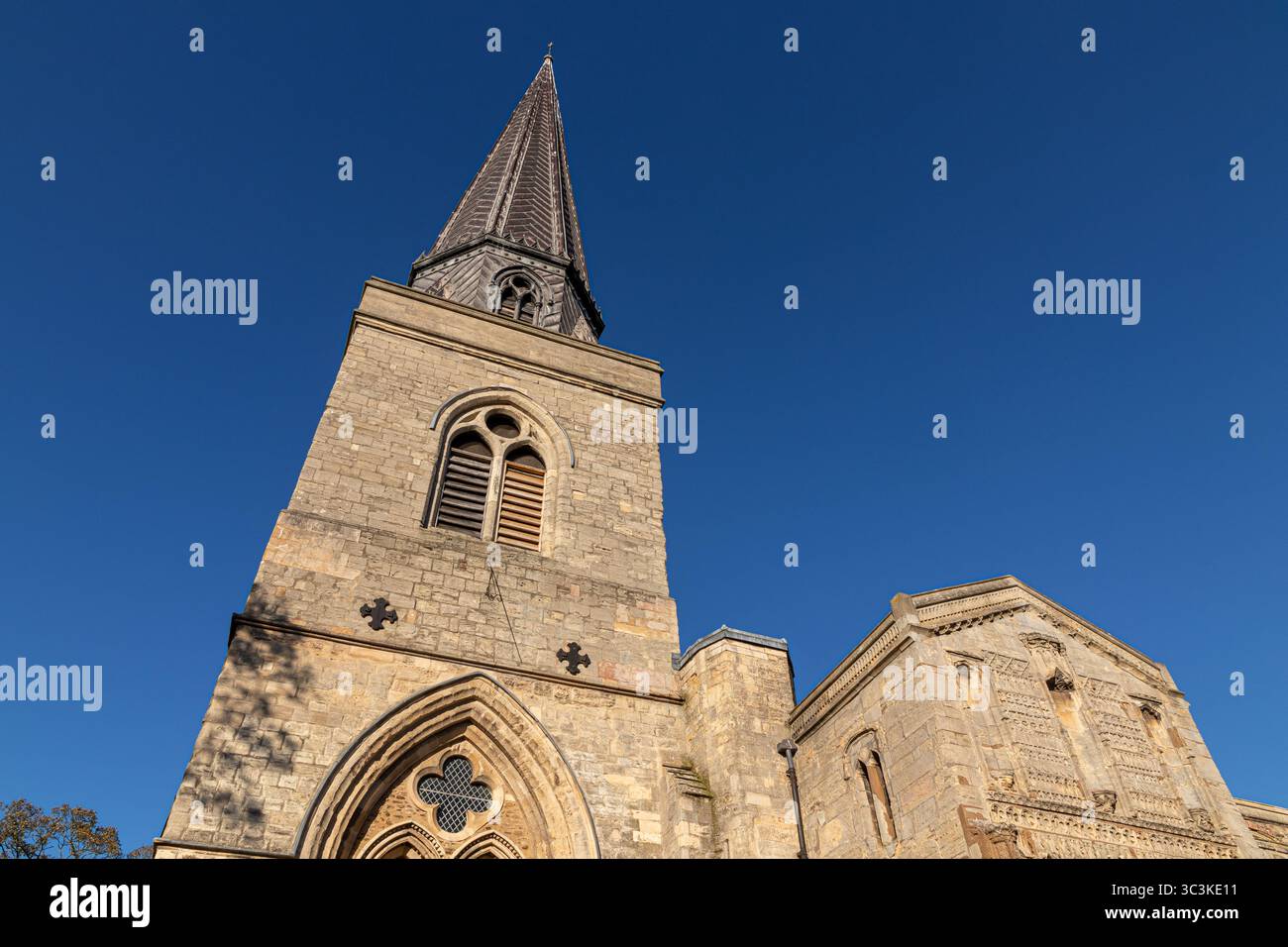 King's Lynn, England. Flacher Blick auf die St. Nikolaus-Kapelle mit ihrem Steinturm aus dem 13. Jahrhundert und dem von George Gil entworfenen Bleiturm aus dem 19. Jahrhundert Stockfoto