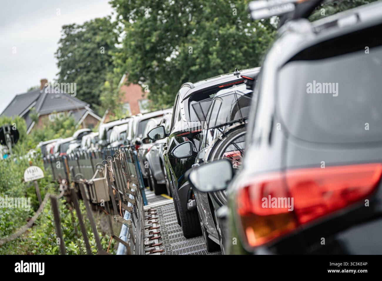 Überfahrt von Niebüll nach Westerland auf Sylt mit dem blauen Autozug der RDC AUTOZUG Sylt GmbHBlick auf einen Teilabschnitt der von Hamburg und nach Sylt führenden Marschbahn mit dem Hindenburgdamm in Schleswig-Holstein zwischen den Stationen Niebüll und Westerland auf der Insel Sylt, Berlin Berlin Deutschland ORTSANGABE *** Überquerung von Niebüll nach Westerland auf Sylt mit dem blauen AUTOZUG der RDC AUTOZUG Sylt GmbH Ansicht eines Abschnitts der Sumpfbahn von Hamburg nach Sylt mit dem Hindenburgdamm in Schleswig Holstein zwischen den Bahnhöfen Niebüll und Westerland auf der Insel Stockfoto