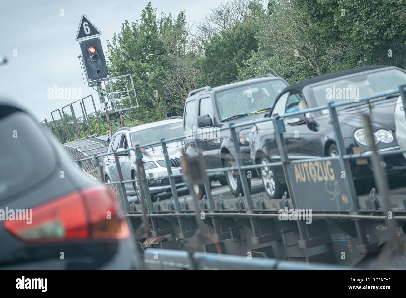 Überfahrt von Niebüll nach Westerland auf Sylt mit dem blauen Autozug der RDC AUTOZUG Sylt GmbHBlick auf einen Teilabschnitt der von Hamburg und nach Sylt führenden Marschbahn mit dem Hindenburgdamm in Schleswig-Holstein zwischen den Stationen Niebüll und Westerland auf der Insel Sylt, Berlin Berlin Deutschland ORTSANGABE *** Überquerung von Niebüll nach Westerland auf Sylt mit dem blauen AUTOZUG der RDC AUTOZUG Sylt GmbH Ansicht eines Abschnitts der Sumpfbahn von Hamburg nach Sylt mit dem Hindenburgdamm in Schleswig Holstein zwischen den Bahnhöfen Niebüll und Westerland auf der Insel Stockfoto