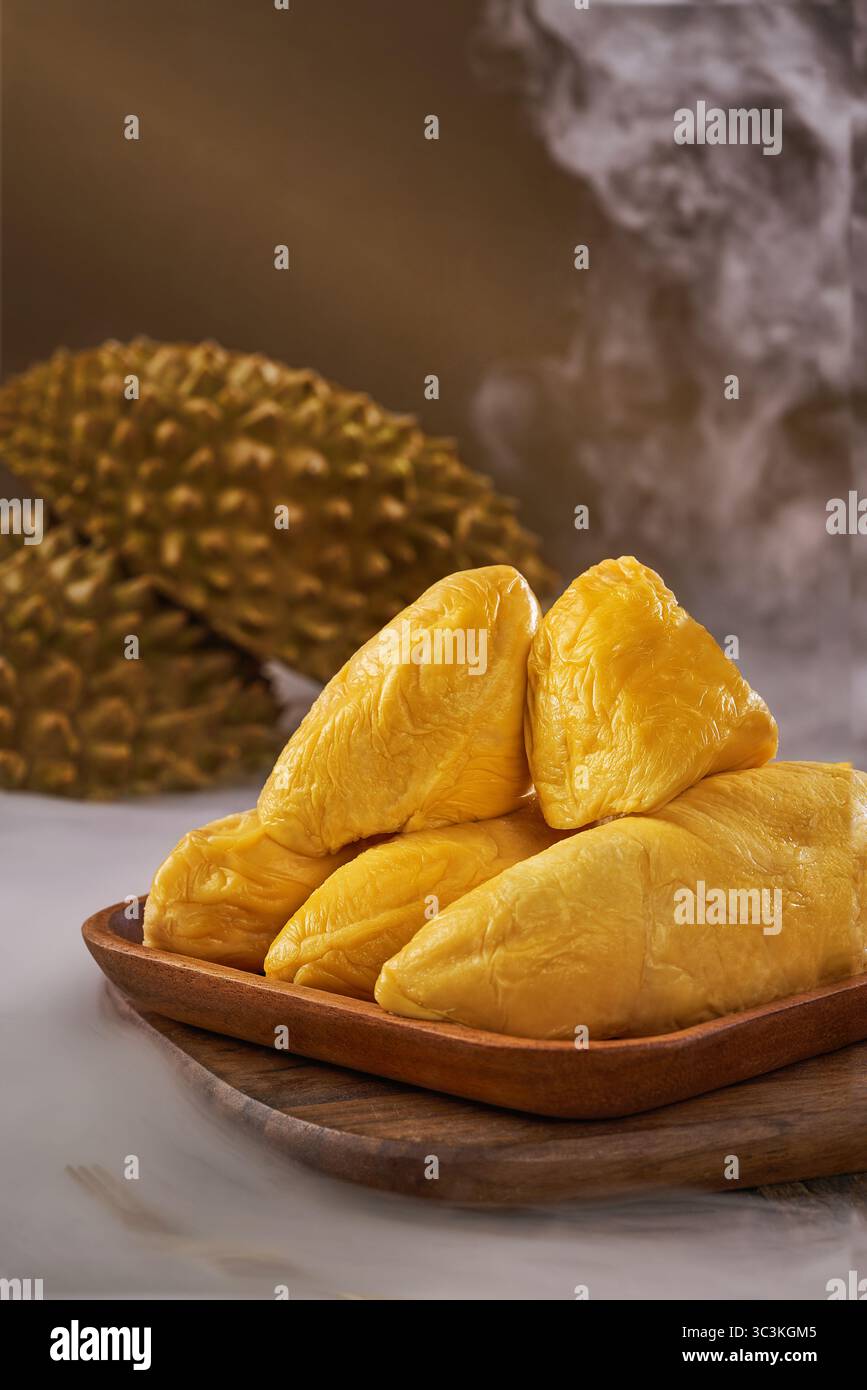 Magier von Durian, köstliche und frische vietnamesische Durian, köstliche Durian Frucht Nahaufnahme von frischen Durian Schoten auf hölzernem Tablett mit verschwommenem Hintergrund Stockfoto