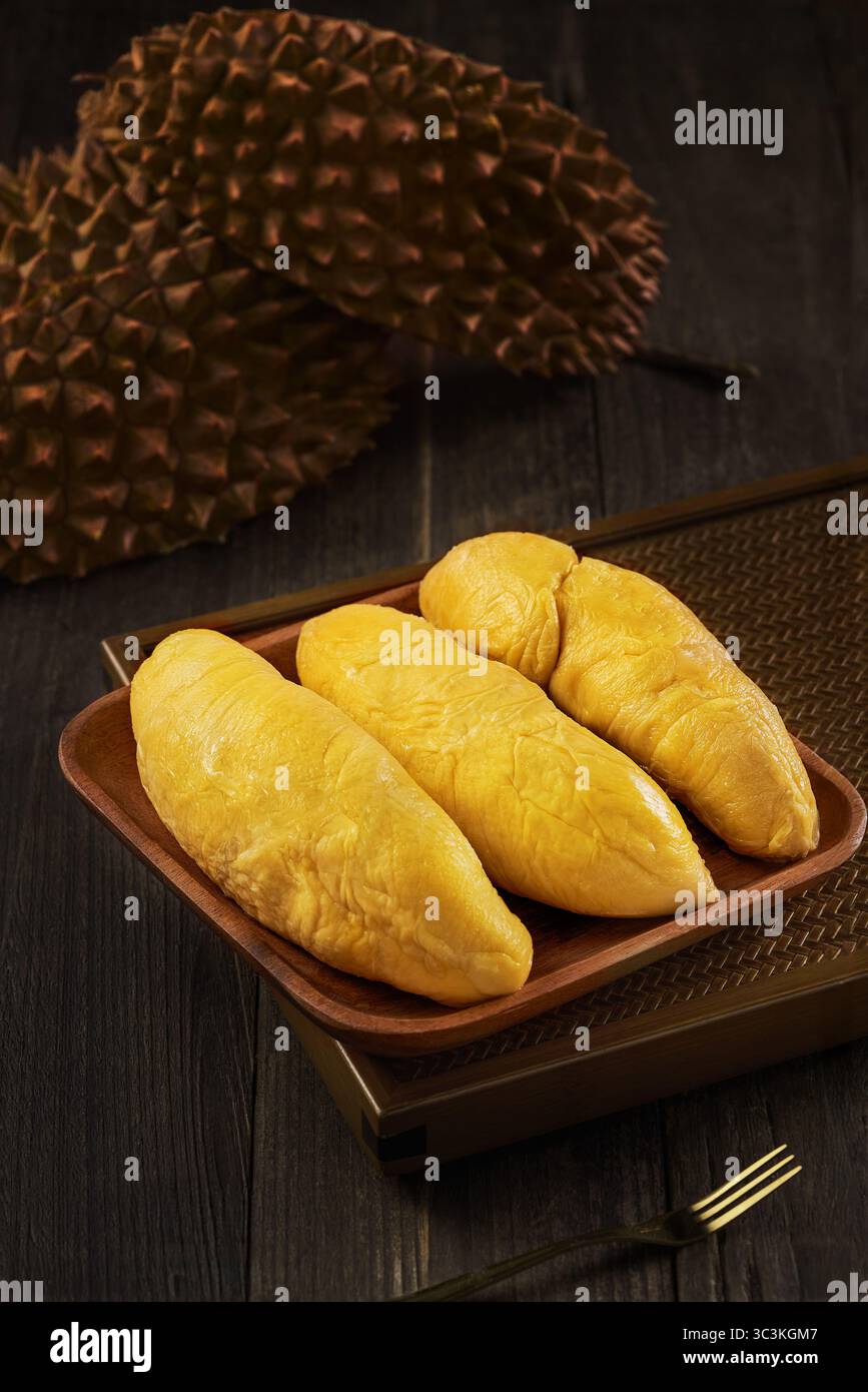 Bild von Durian, köstliche und frische vietnamesische Durian, Durian Frucht auf hölzernem Hintergrund. Durian ist König der Früchte. Stockfoto